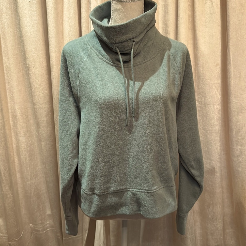 Cropped fleece pullover